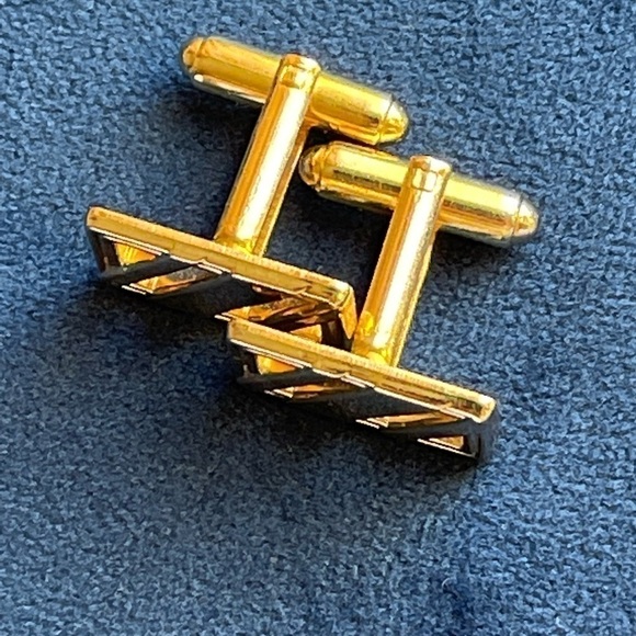 Shields Fifth Avenue Gold Rectangle Cufflinks - Picture 13 of 13